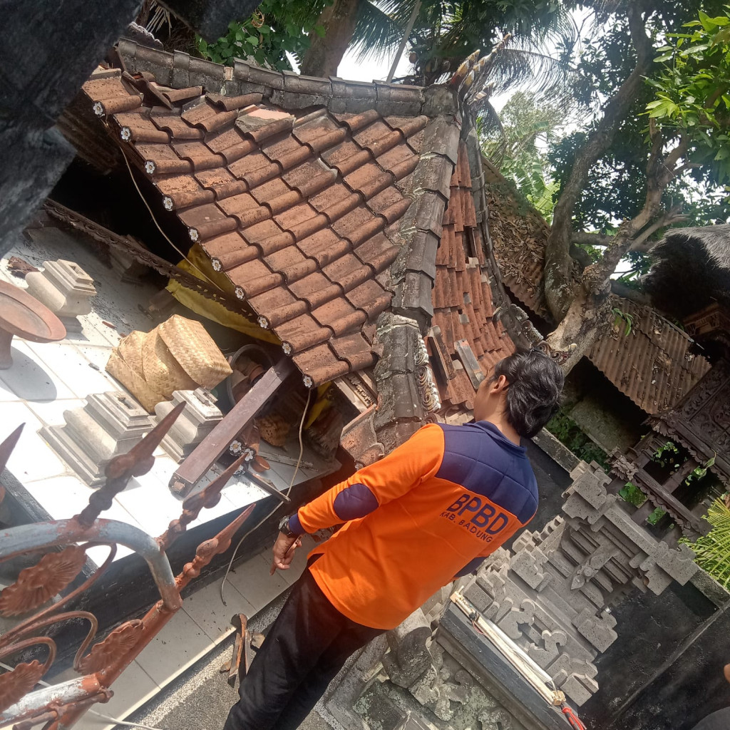 Piyasan Merajan Roboh di Banjar Panca Dharma Pupuan, Desa Mengwitani, Kecamatan Mengwi Tanggal 27 November 2023